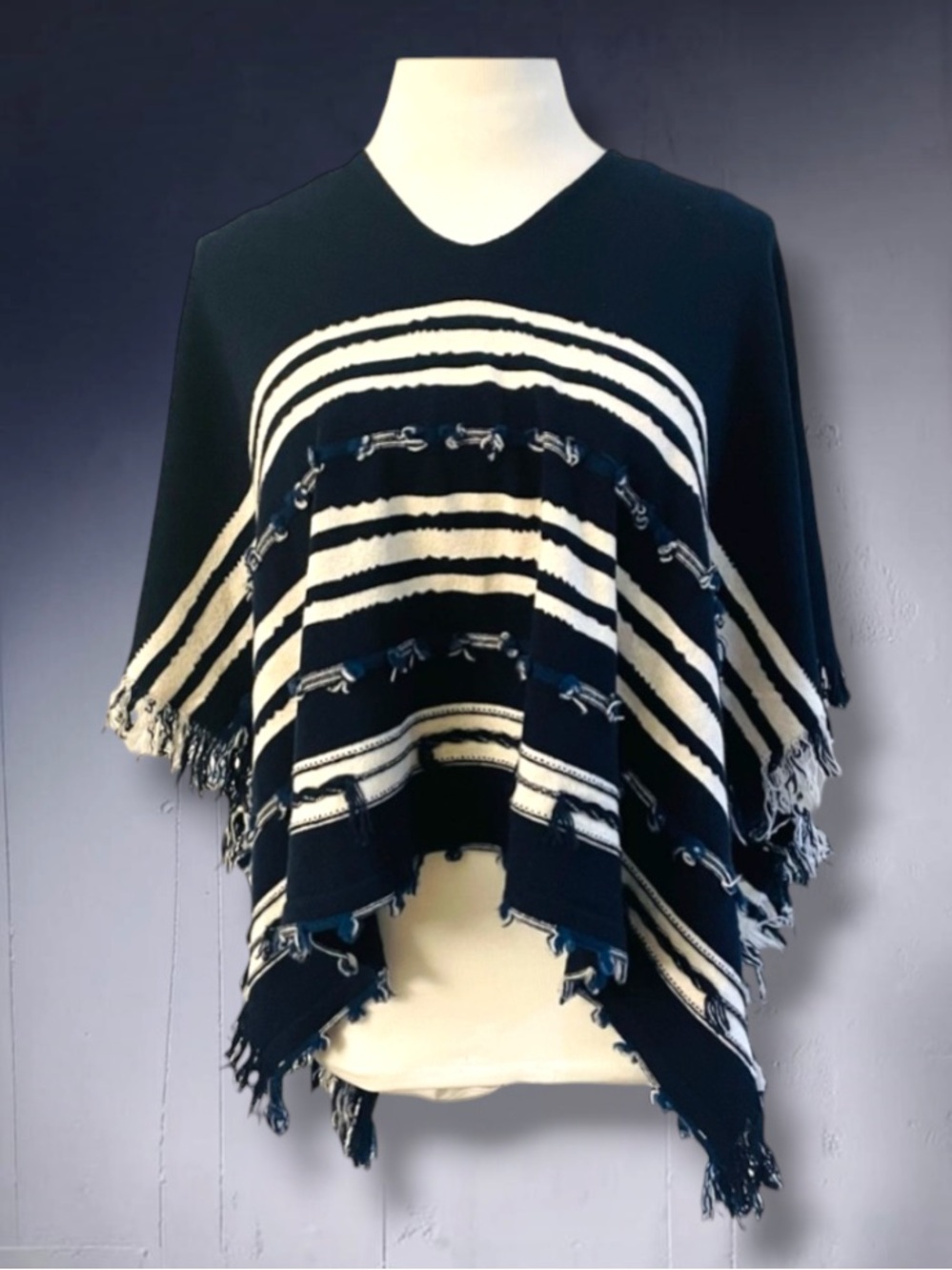 New! BARRIE OF SCOTLAND 100% CASHMERE PONCHO SIZE O/S